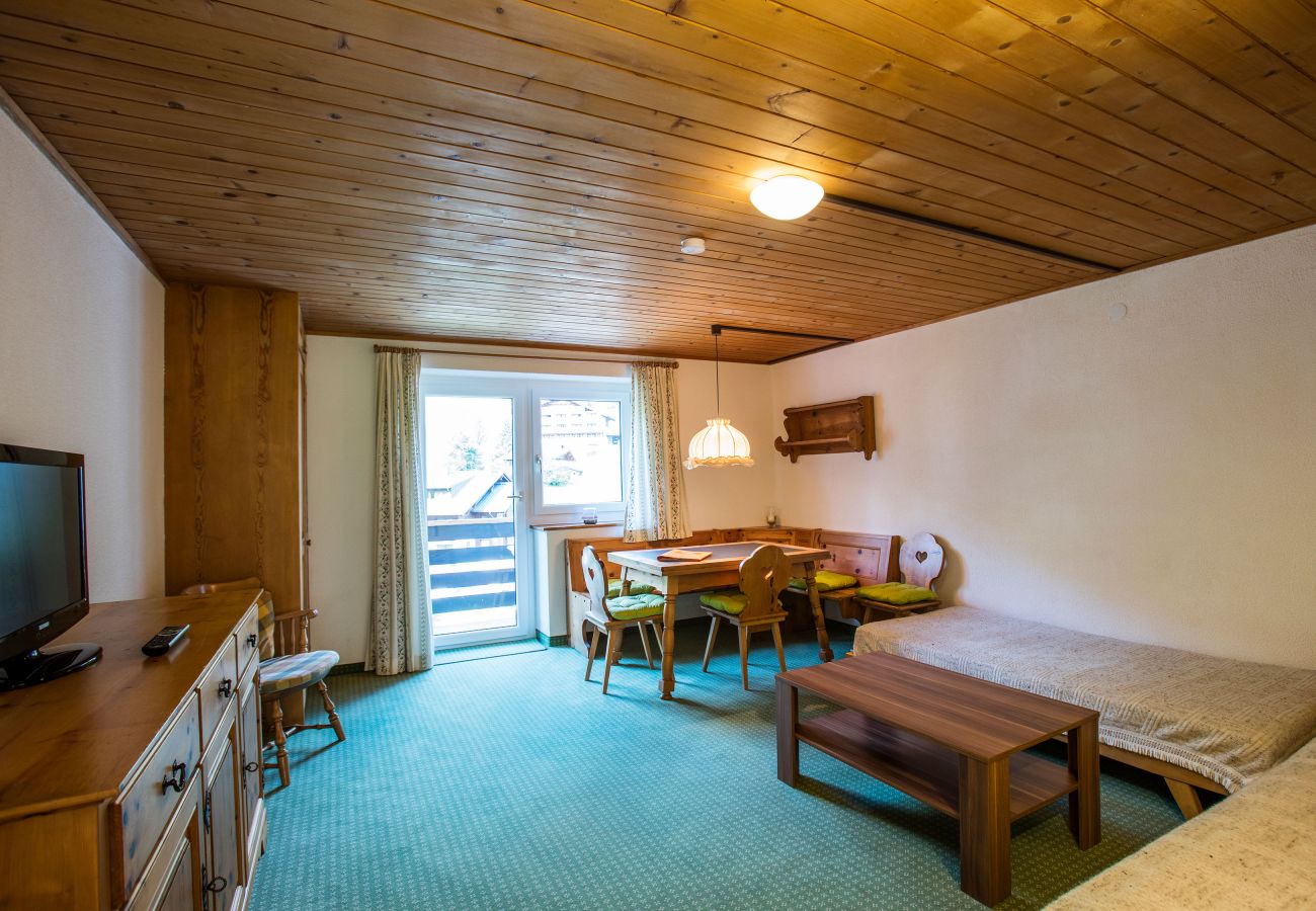 Woonkamer met bank en tafel in het Christiane Alpenhaus Montafon