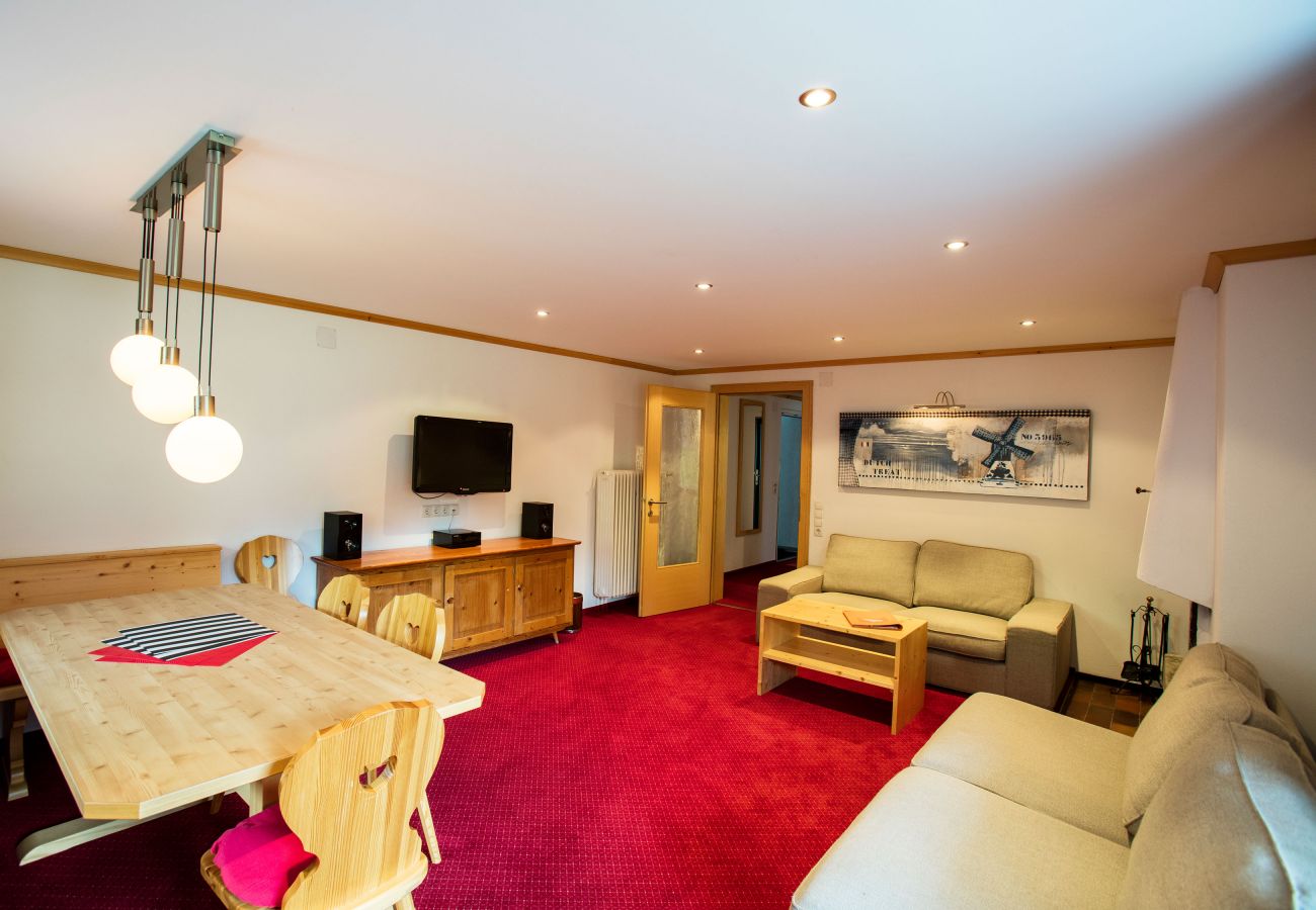 Woonkamer met bank en tafel in het Corinna Alpenhaus Montafon