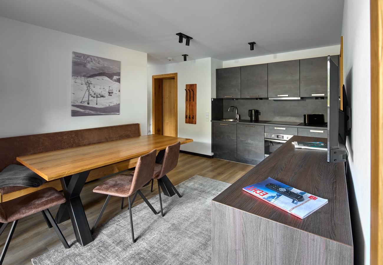 Woonkamer met keuken en tafel in het Alpen-Krähe 317 Alpin-Resort Montafon