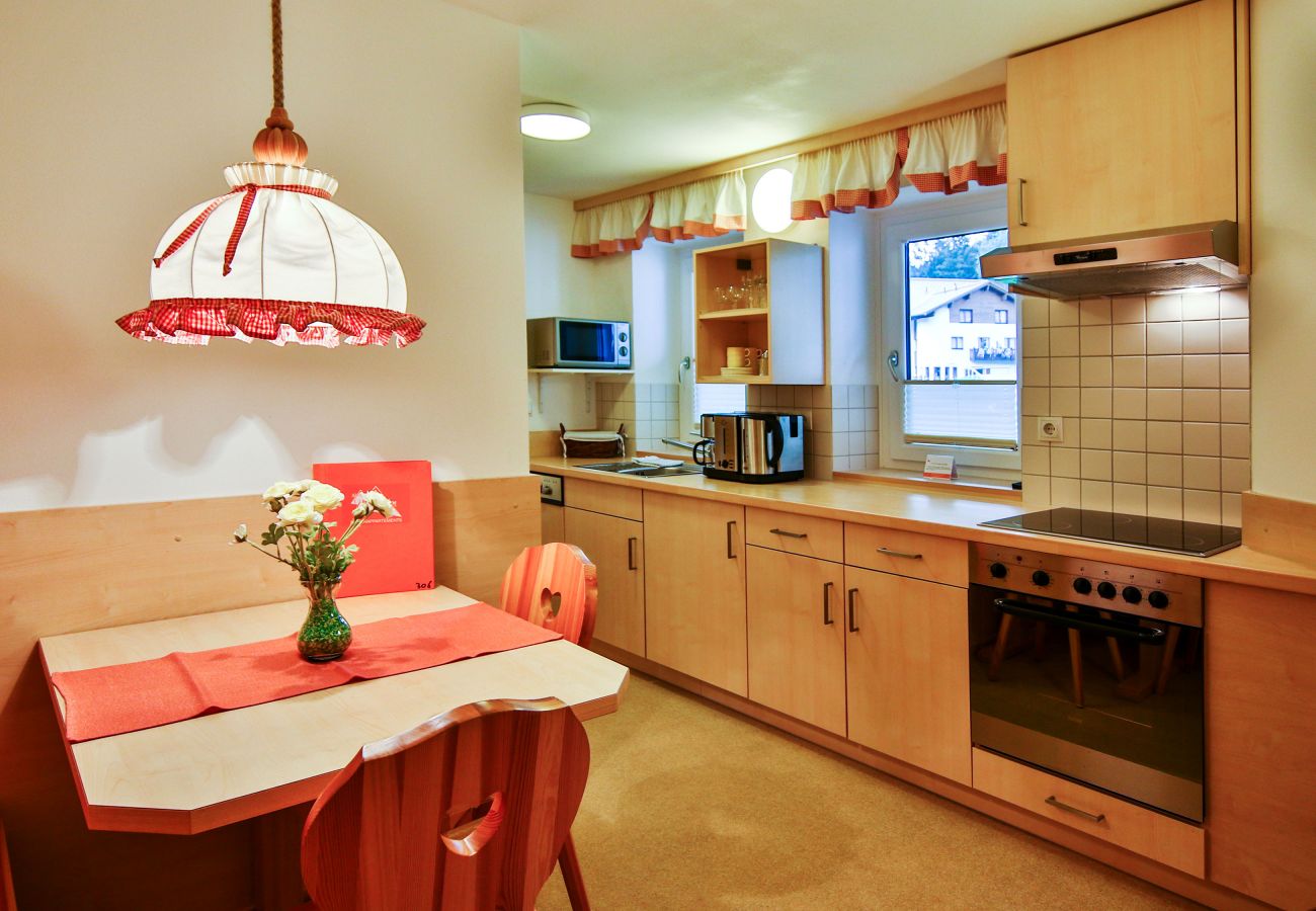 Living area with kitchen and table in the Doris Alpenhaus Montafon