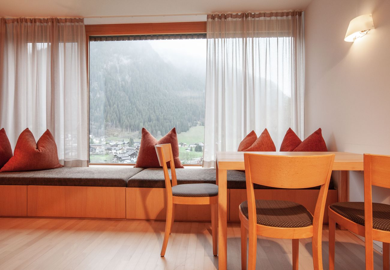 Bedroom with bench and table in Natali`s Studio 53 in Bonawinkel