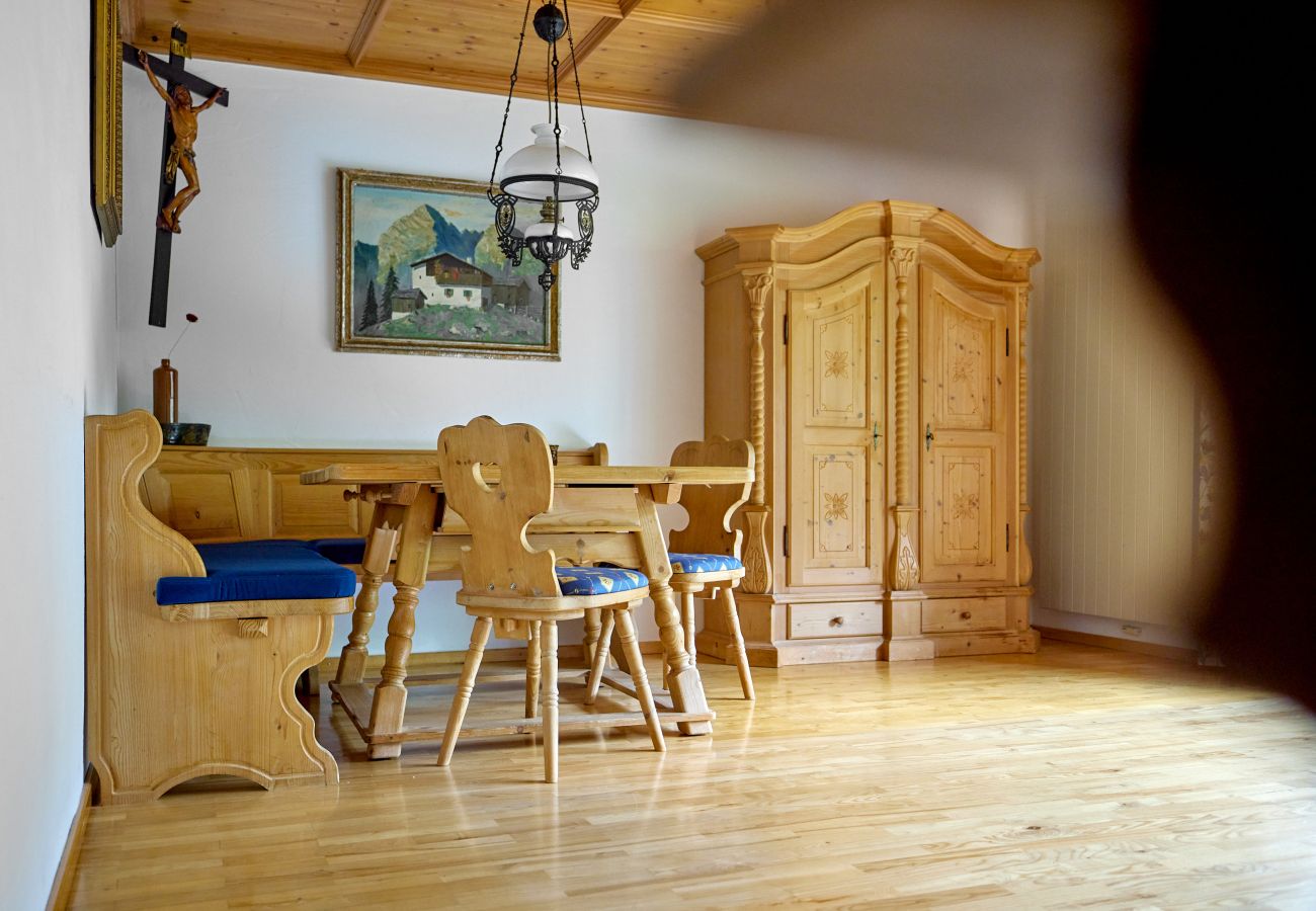 Living area with a table in the Alt Montafon Appartment 6
