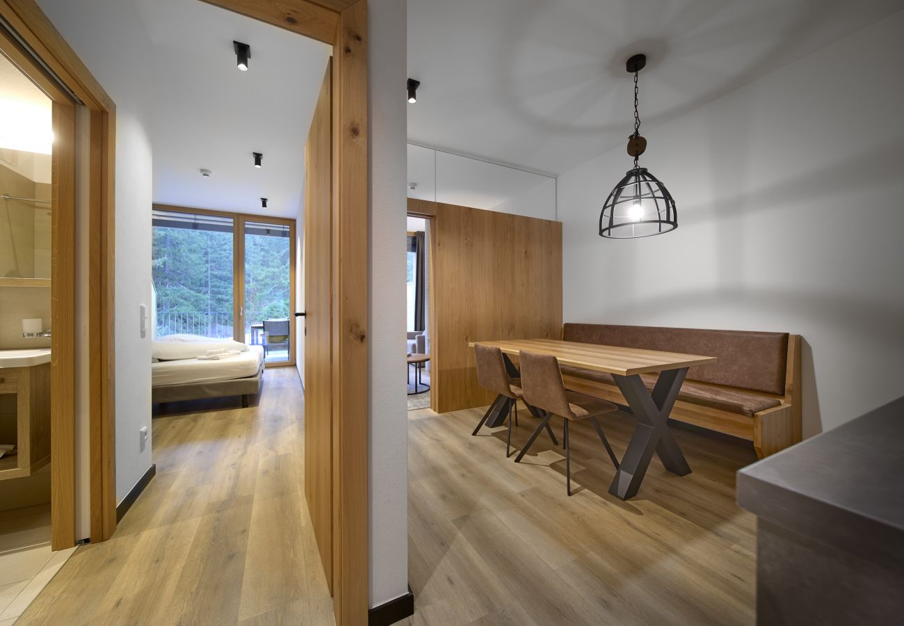 Living area with a table in the Birkhuhn 305 Alpin-Resort Montafon
