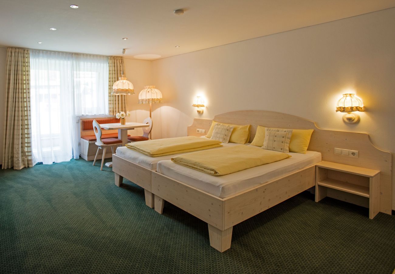 Schlafzimmer mit Doppelbett im Andrea Alpenhaus Montafon