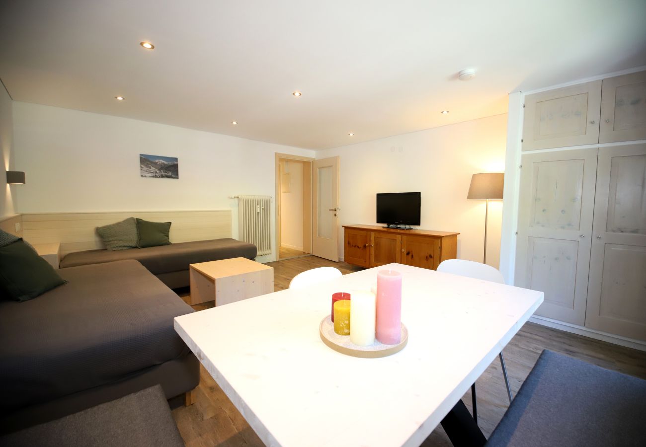 Wohnbereich mit Sofa und Tisch im Claire Alpenhaus Montafon