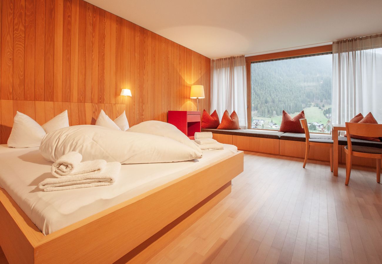 Schlafzimmer mit Doppelbett im Natali`s Studio 53 im  Bonawinkel