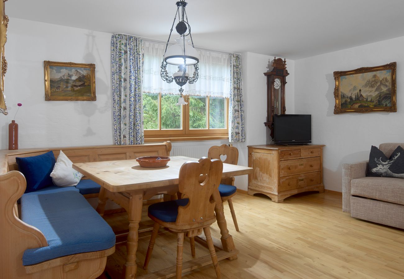 Wohnbereich mit einem Tisch im Alt Montafon Appartment 4