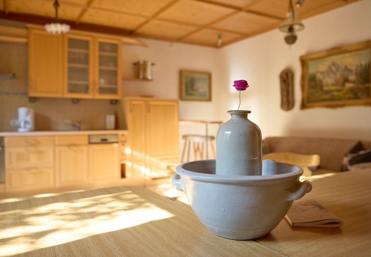 Wohnbereich mit Küche und Tisch in der Alt Montafon Appartment 17