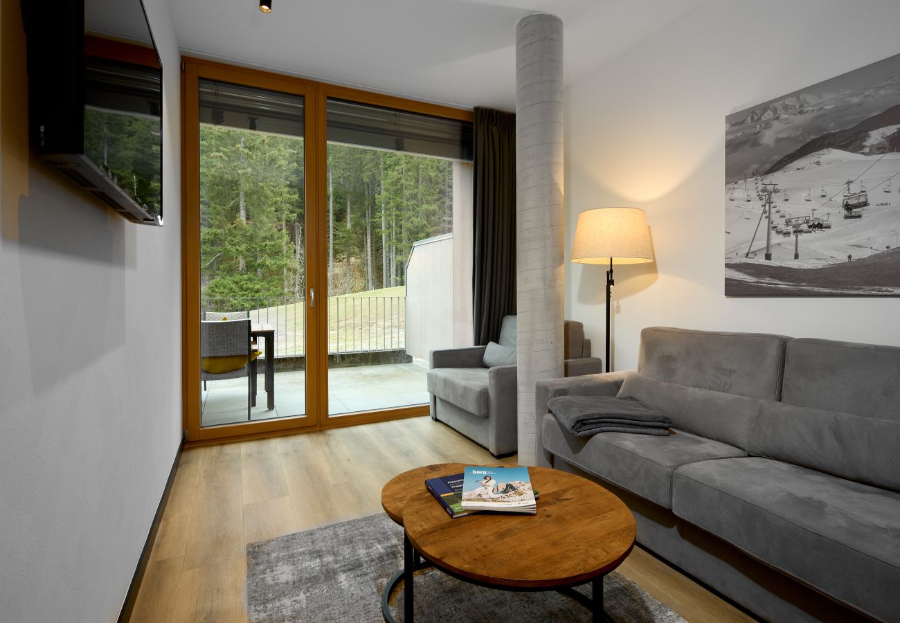 Wohnbereich mit Sofa im Birkhuhn 301 Alpin-Resort Montafon