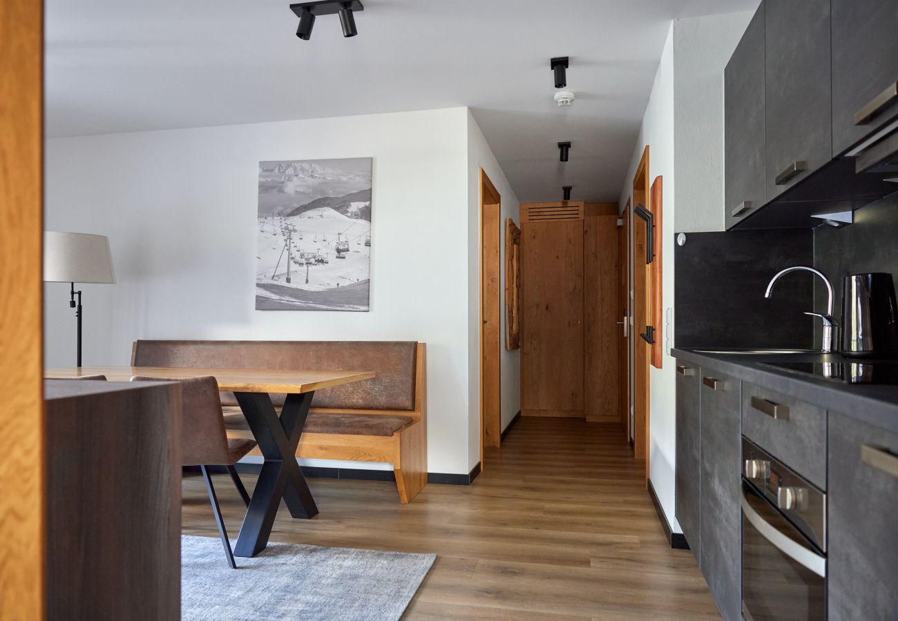 Wohnbereich mit Küche und Tisch in der Alpen-Krähe 312 Alpin-Resort Montafon