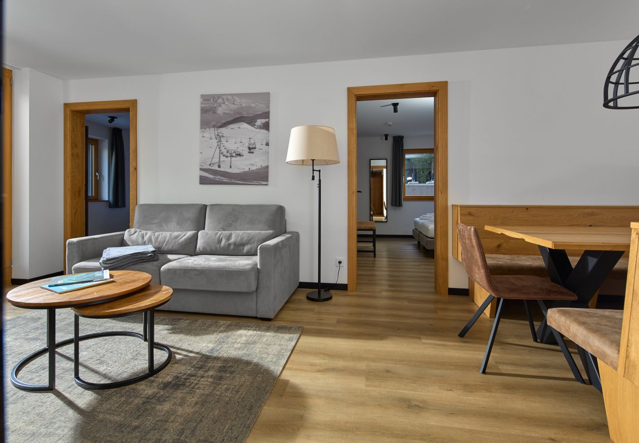 Wohnbereich mit Sofa und Tisch im Steinadler 315 Alpin-Resort Montafon