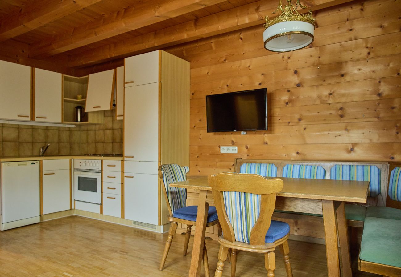 Wohnbereich mit Küche und Tisch in der Alt Montafon Appartment 12